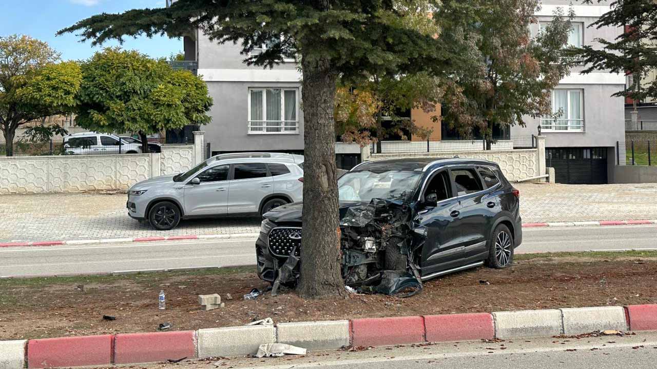 Uşak'ta cip ağaca çarptı, 2 yaralı