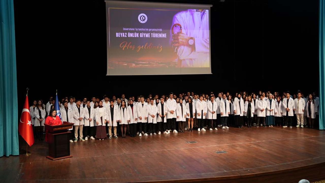 Uşak Üniversitesi'nde 135 Genç Hekim Adayı Beyaz Önlüğüne Kavuştu