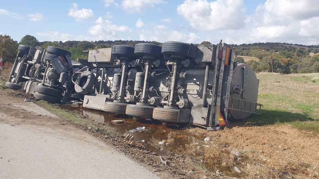 Uşak'ta tır devrildi: 1 yaralı