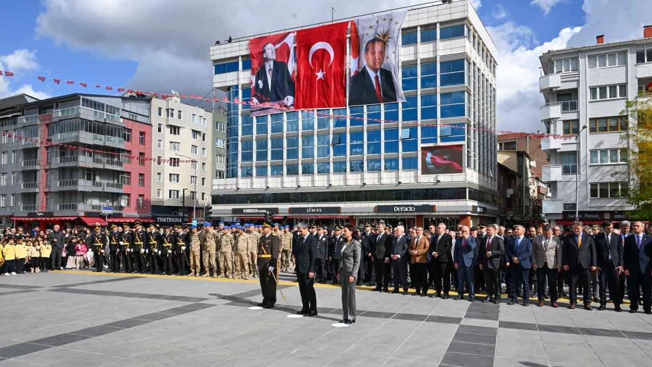 Cumhuriyet'in 102. Yılında Uşak'ta Çelenk Sunma Töreni