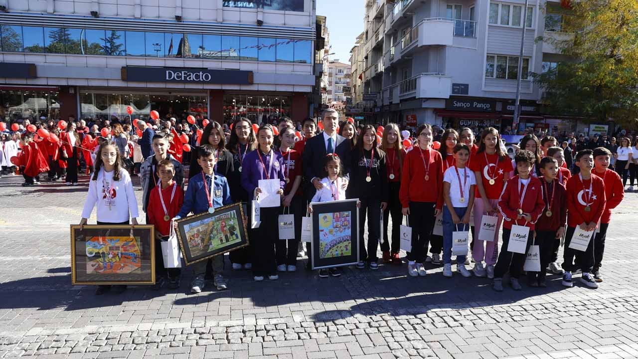 Uşak'ta Cumhuriyet'in 102. yıl dönümü kutlandı