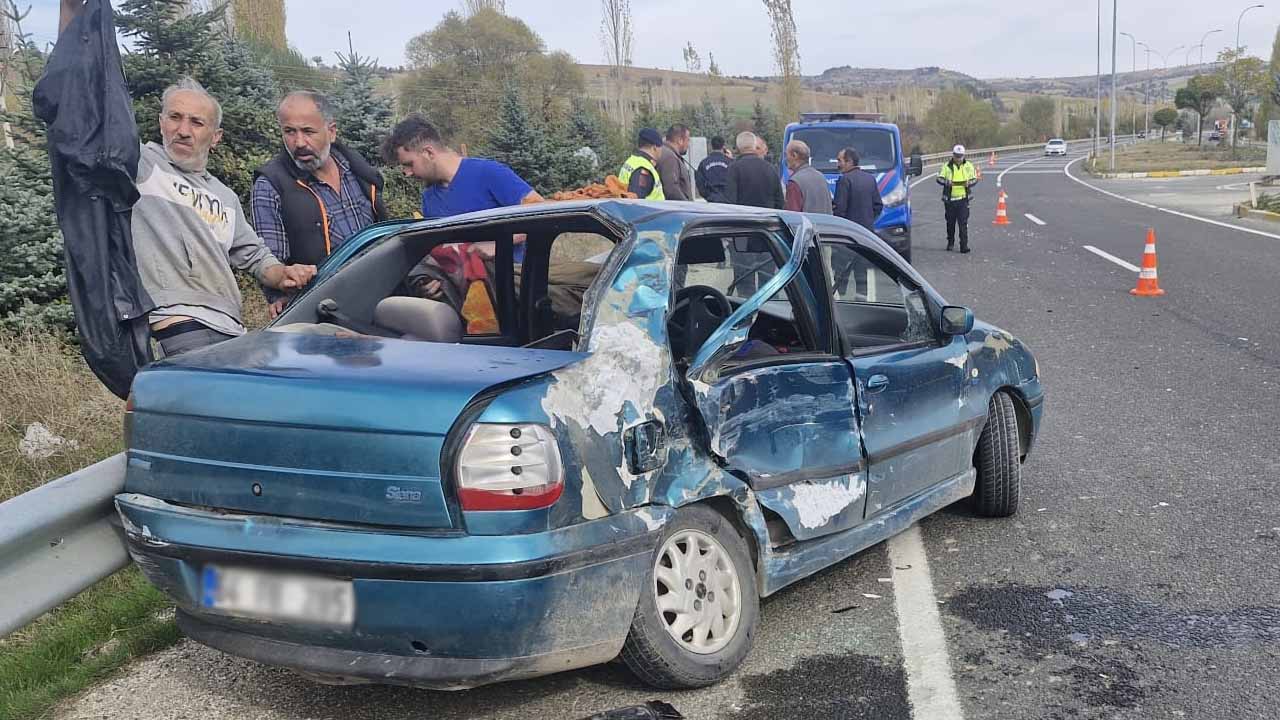Büyükoturak Kavşağı'nda tır ile otomobil çarpıştı