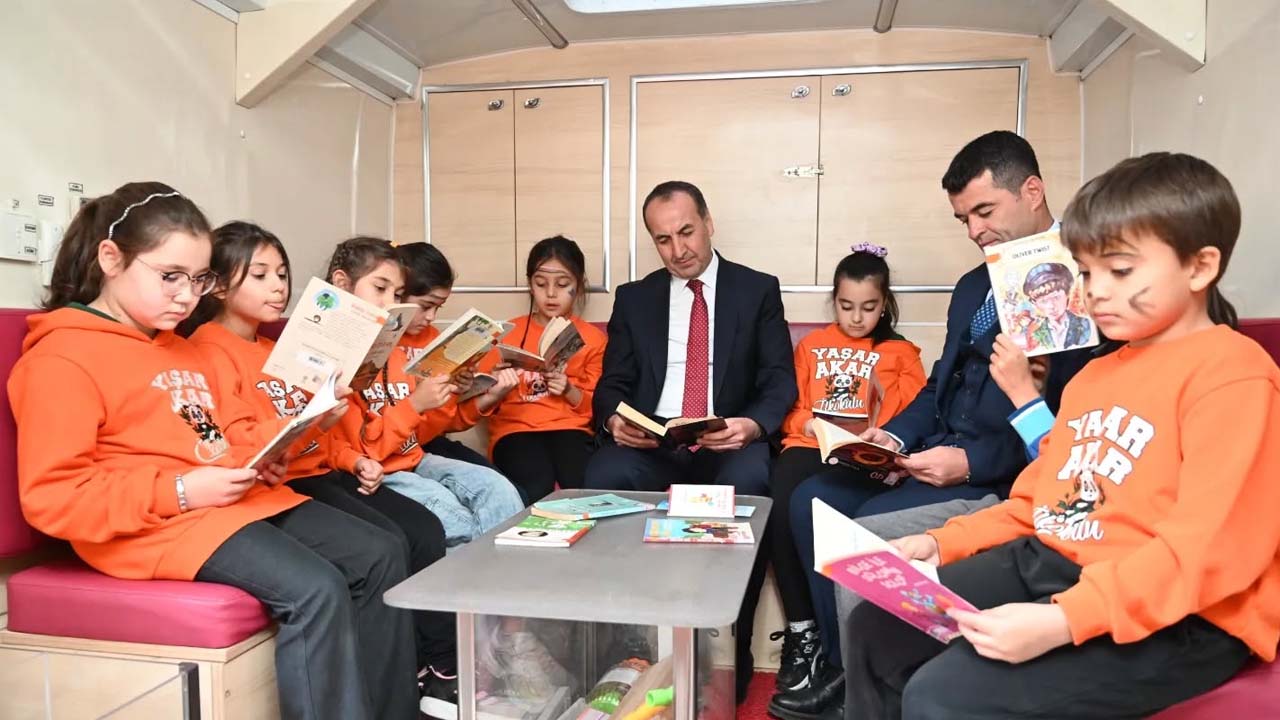 Uşak’ta Öğrenciler Gezici Kütüphane ile Kitaplara, Planetaryum ile Yıldızlara Dokundu