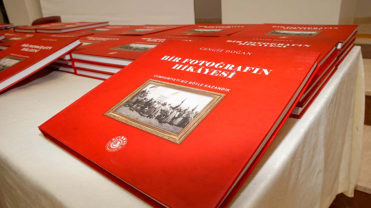Uşak’ın Cumhuriyet Destanı Kitap Oldu: “Cumhuriyeti Biz Böyle Kazandık” Tanıtıldı