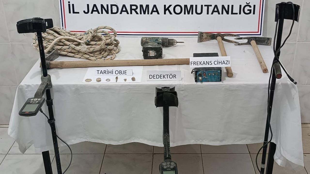 Uşak’ta Kaçak Kazıya Suçüstü 3 Şüpheli Dedektörlerle Yakalandı