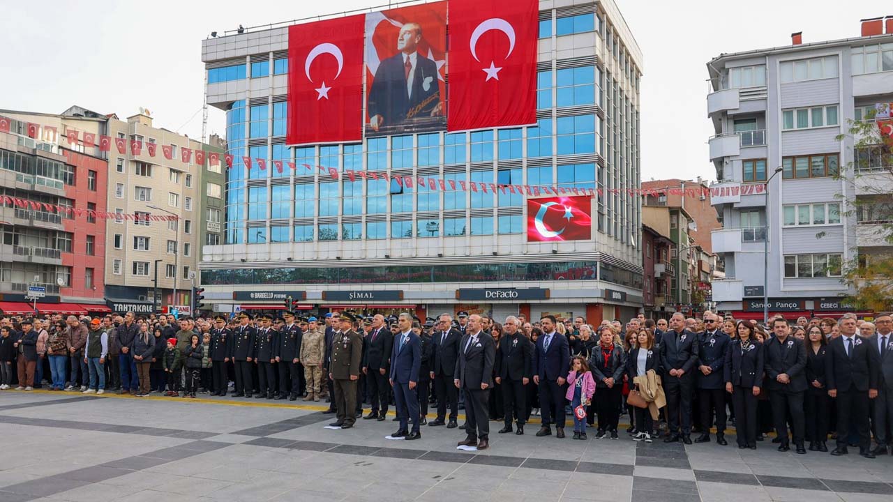 Büyük Önder Atatürk, Uşak'ta anıldı