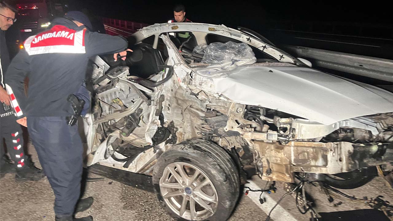 Kula'da kamyonete arkadan çarpan otomobildeki 1 kişi öldü, 2 kişi yaralandı