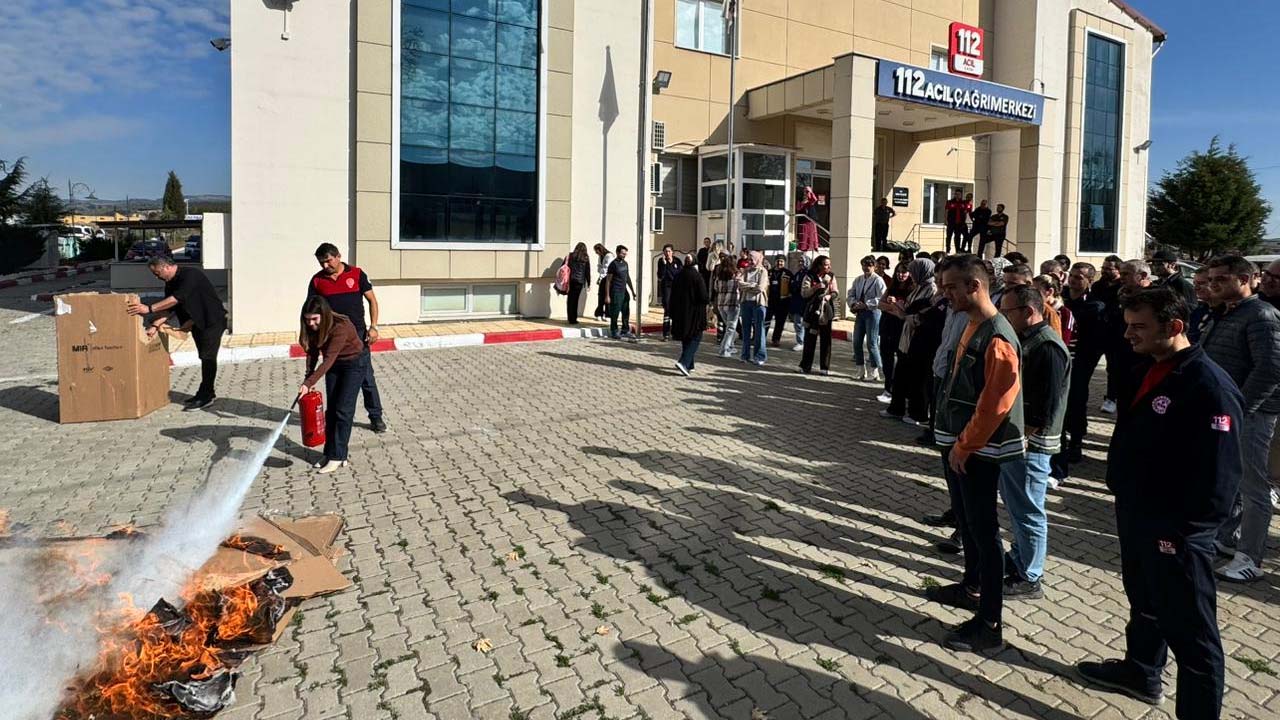Uşak 112 Personeline Uygulamalı Temel Yangın Eğitimi Verildi