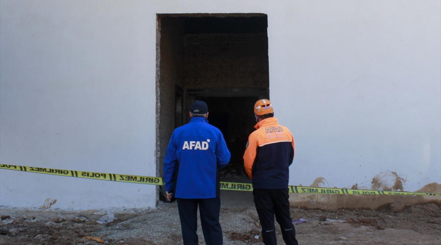 Uşak'ta inşaatta çalışan 2 işçi göçük altında kaldı