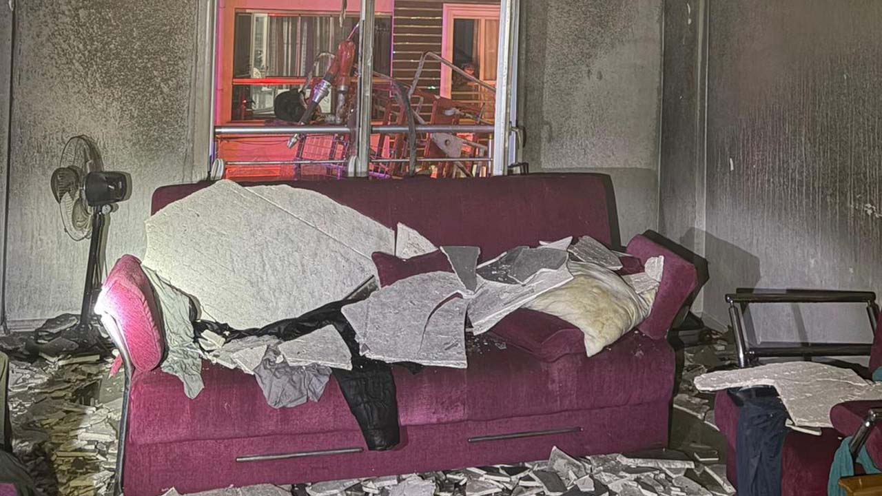 Eşme’de Alevler Evi Sardı! 1 Vatandaş Dumandan Etkilendi