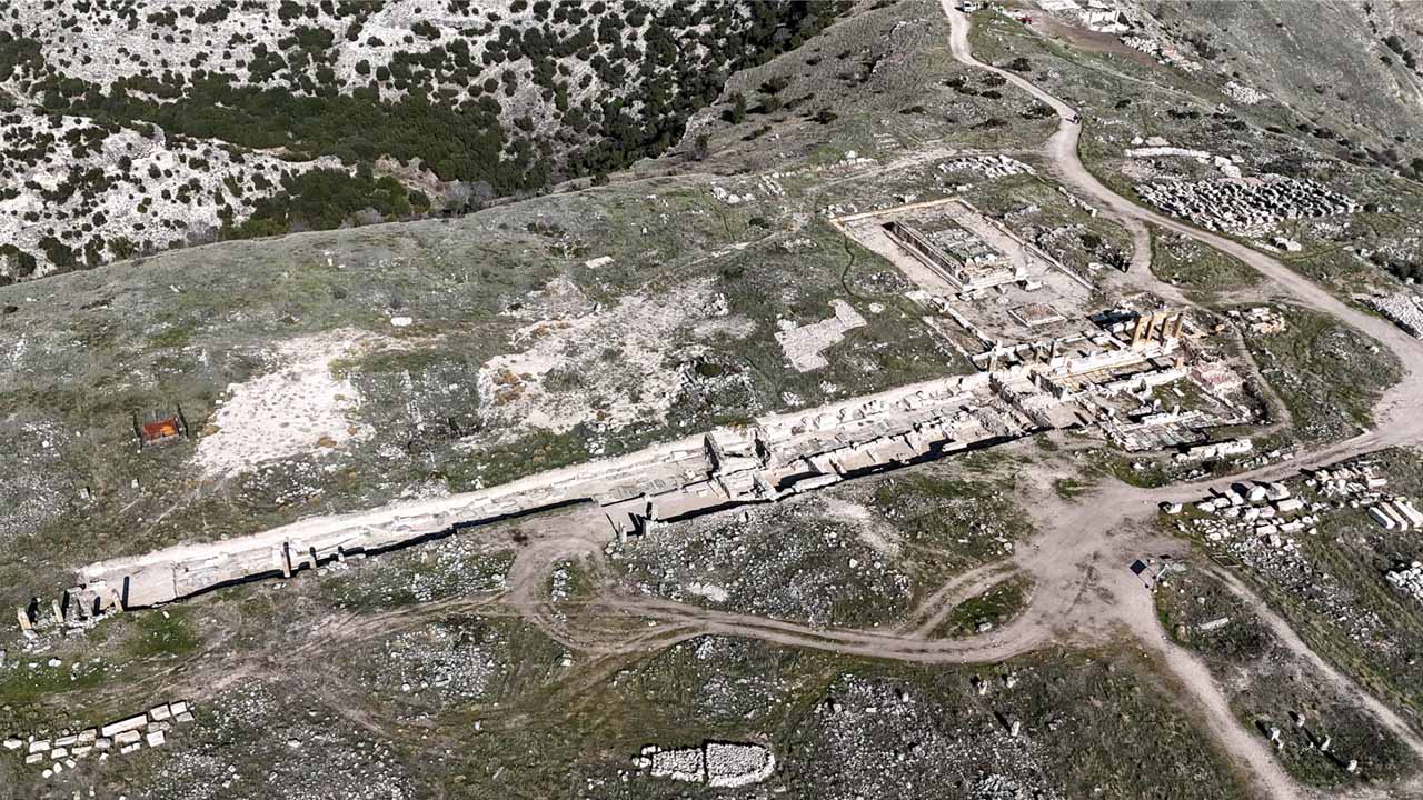 Blaundos Antik Kenti'ndeki 2 bin yıllık  tarihi stadyum gün yüzüne çıkarılıyor