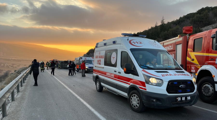 Servis midibüsü devrildi;  2 kişi öldü, 15 kişi yaralandı
