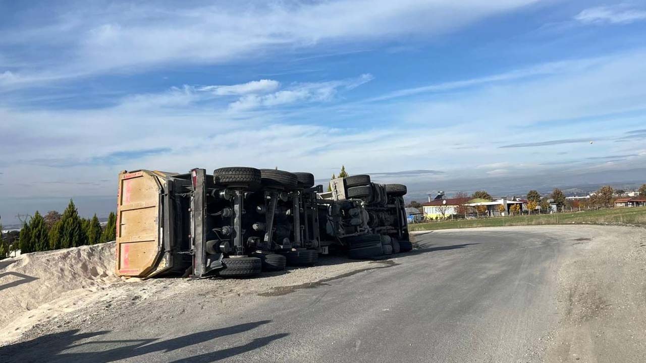 Aktaş köyünde devrilen tırın sürücüsü yaralandı