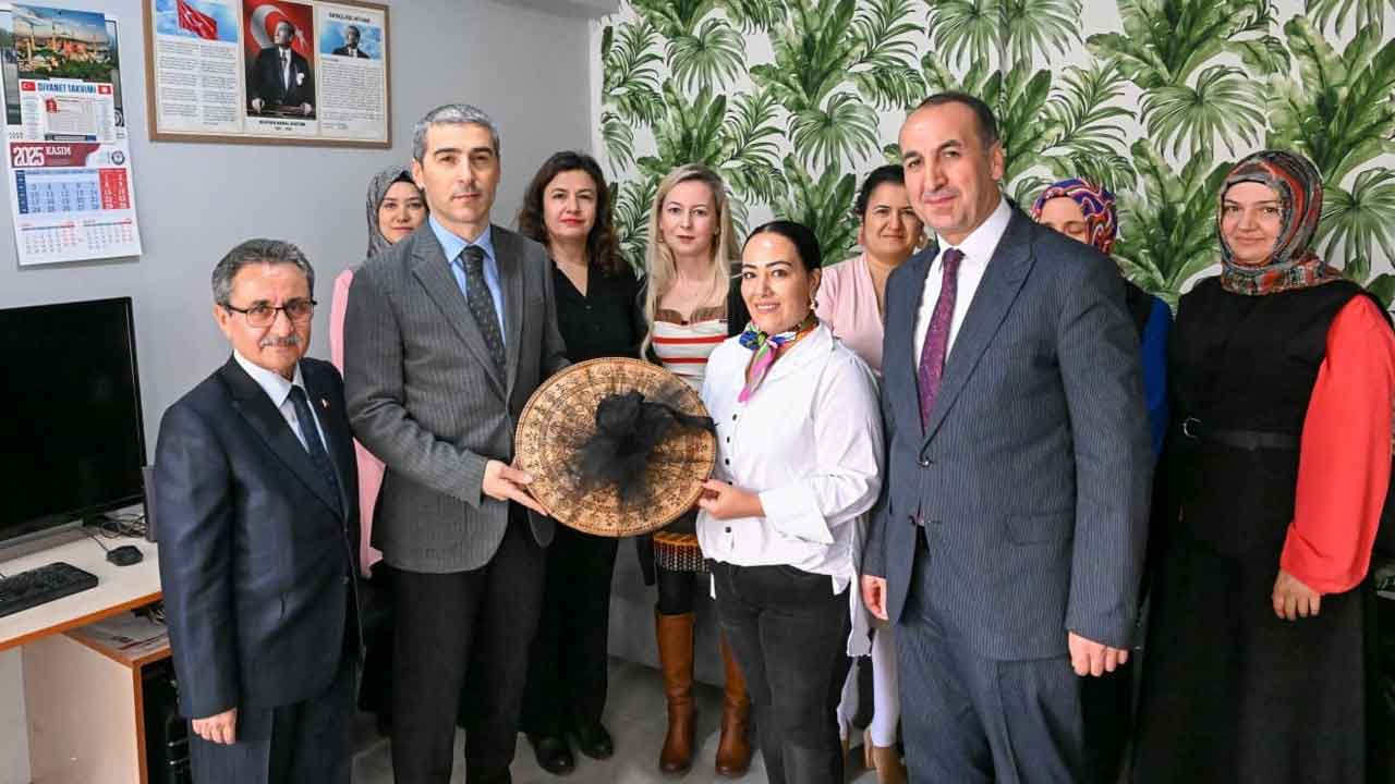 Vali Aktaş, Uşak Halk Eğitimi Merkezi’ndeki Kursların Etkilerini Yerinde Gördü