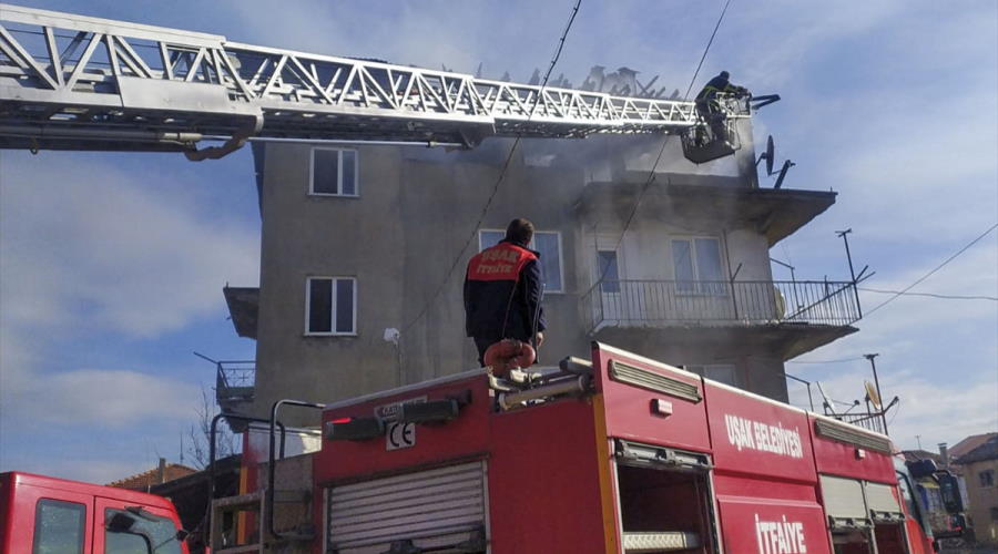 Uşak'ta 3 katlı apartmanda yangın çıktı