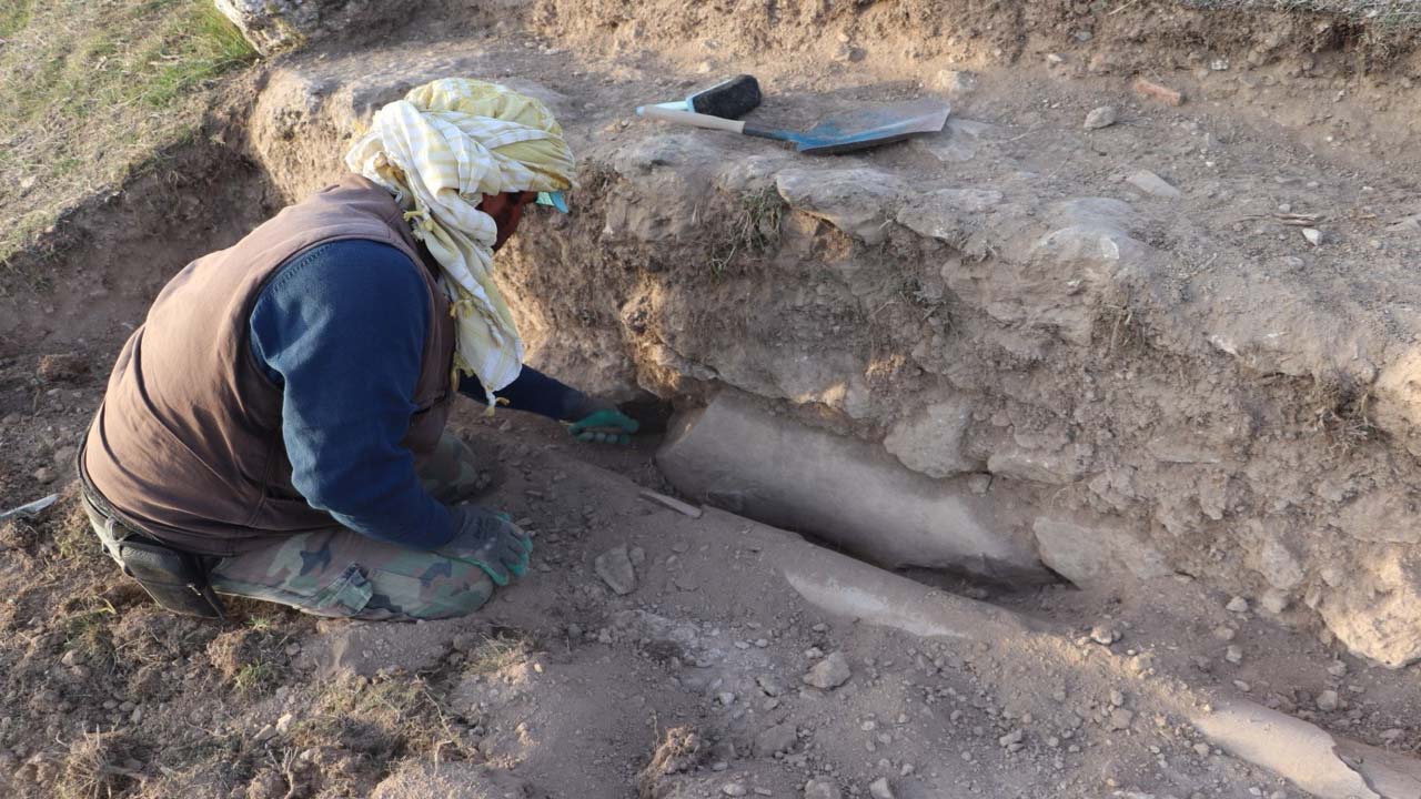 Blaundos Antik Kenti'nde 1800 yıllık heykel bulundu