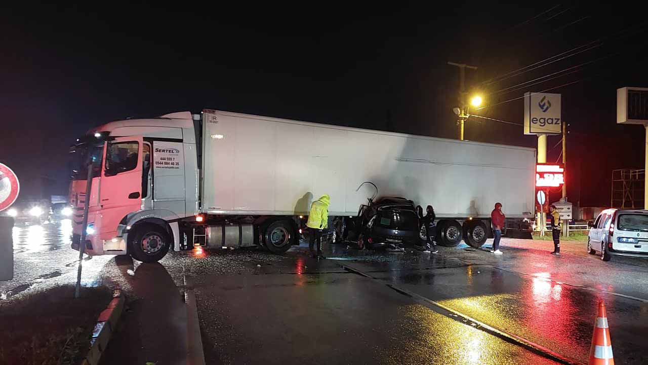 Tıra çarpan otomobildeki karı koca öldü
