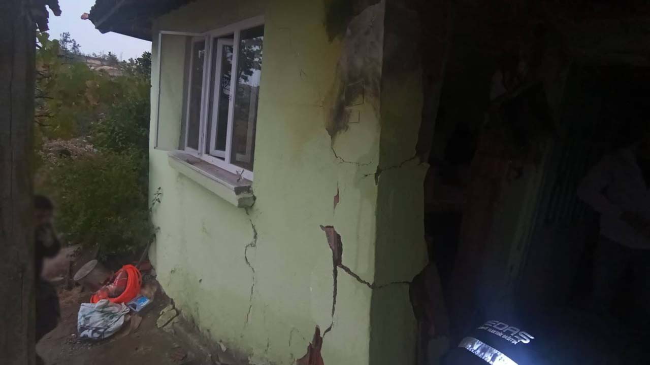 Uşak'ta müstakil eve yıldırım düştü