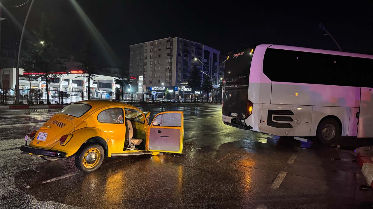 Gazi Bulvarı'nda otobüse arkadan çarpan otomobildeki 3 kişi yaralandı