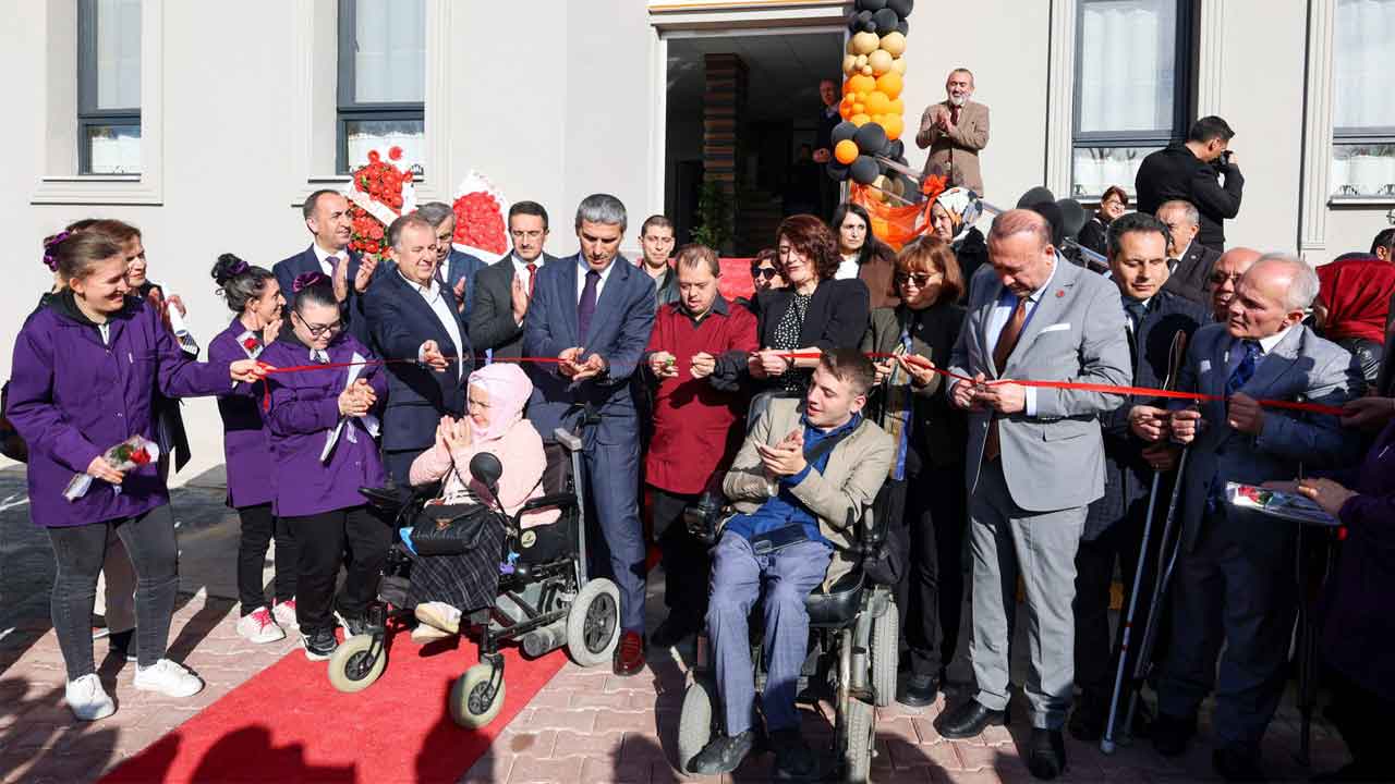 Uşak'ta engel tanımayan Sevgi Kafe kapılarını açtı