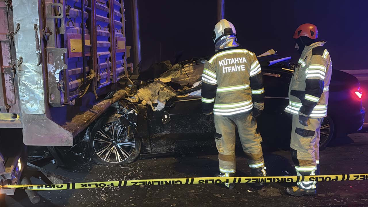 Kütahya'da tıra arkadan çarpan otomobildeki 4 kişi öldü