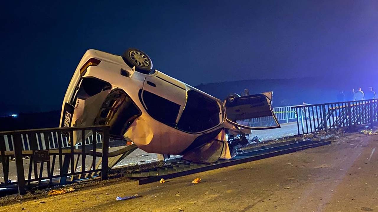 Köprü demirlerine çarpan otomobildeki 1 kişi öldü, 3 kişi yaralandı