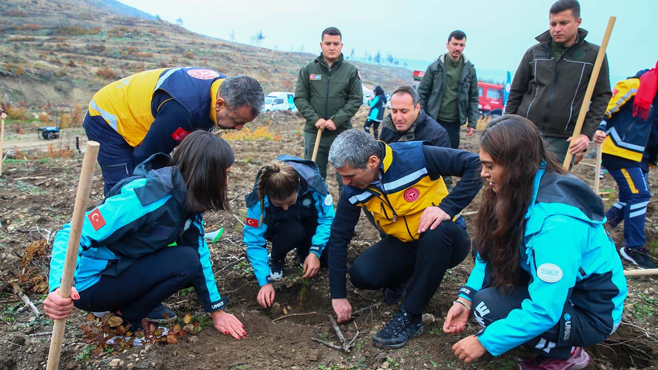 Uşak'ta sağlık çalışanları 500 fidan dikti