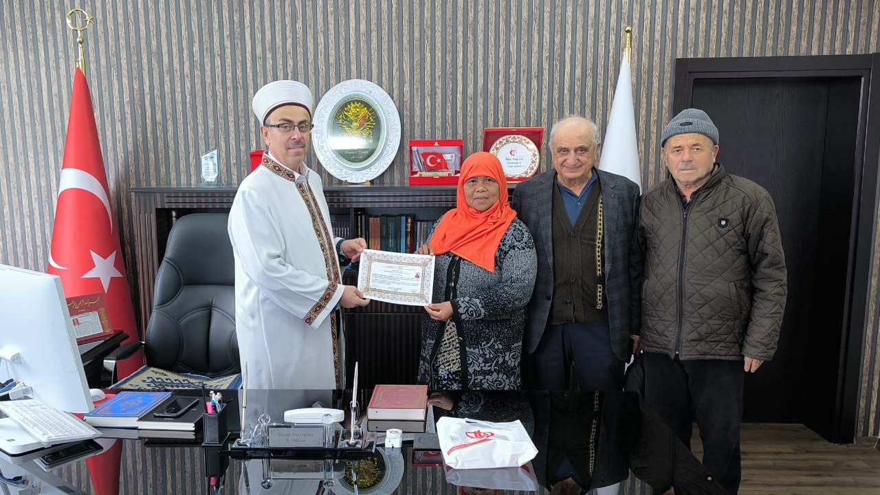 Taylandlı Kadın Uşak’ta Müslüman Olarak İslam'ı Seçti