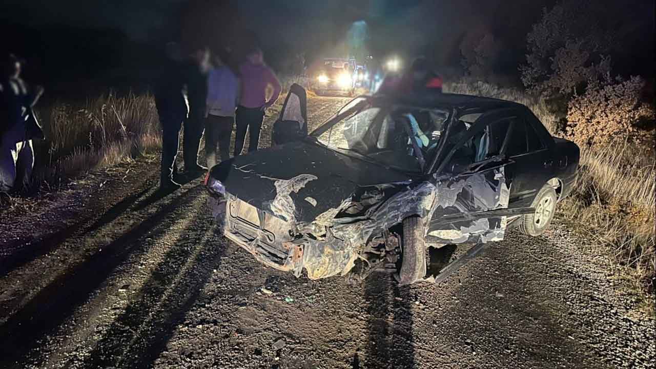 Uşak'ta traktörle otomobil çarpıştı: Yararlılar var