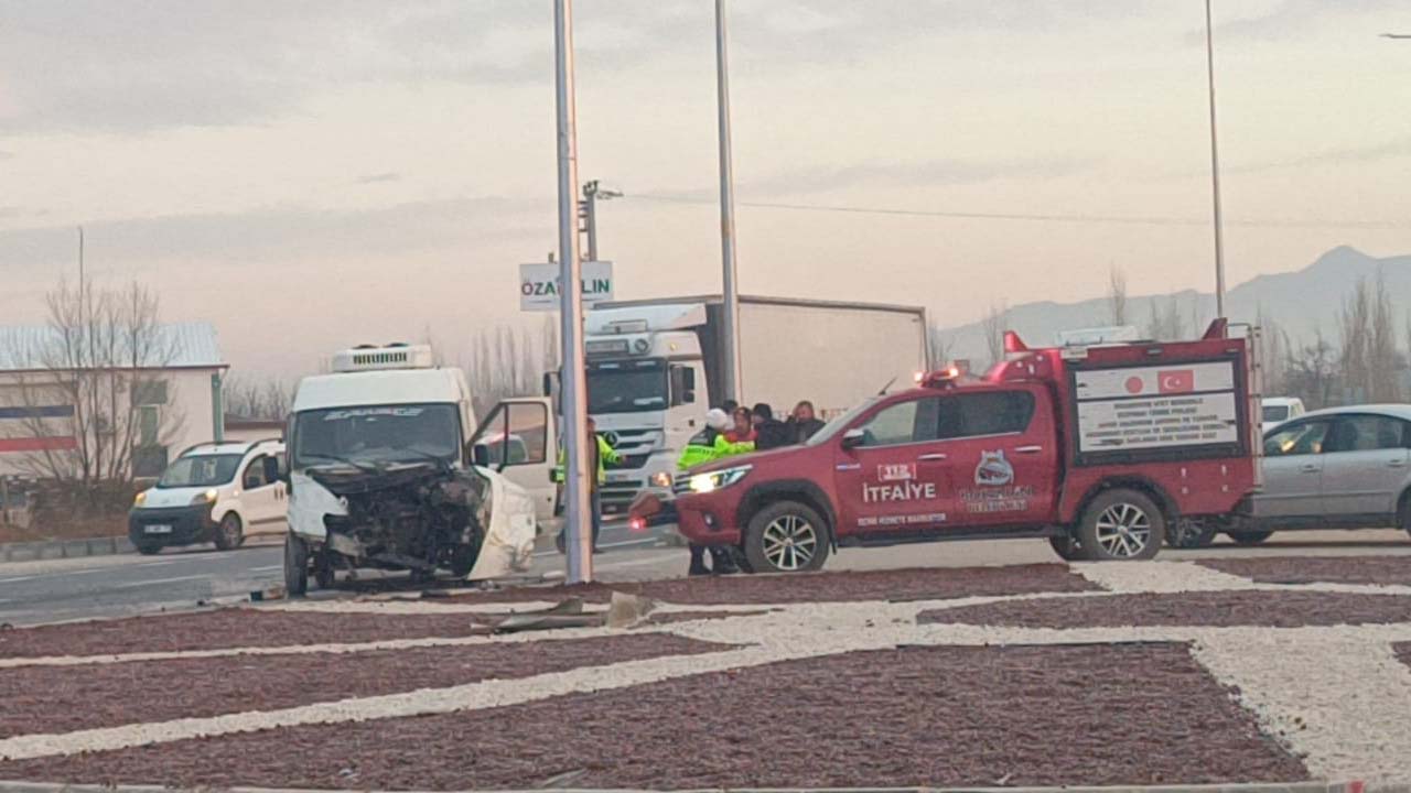 Öğrenci servis aracı ile kamyonet çarpıştı, 14 kişi yaralandı