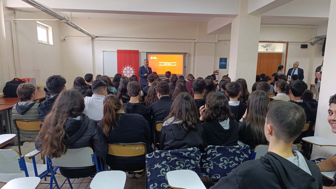 Uşak'ta lise öğrencilerine "Dezenformasyonla Mücadele" eğitimi