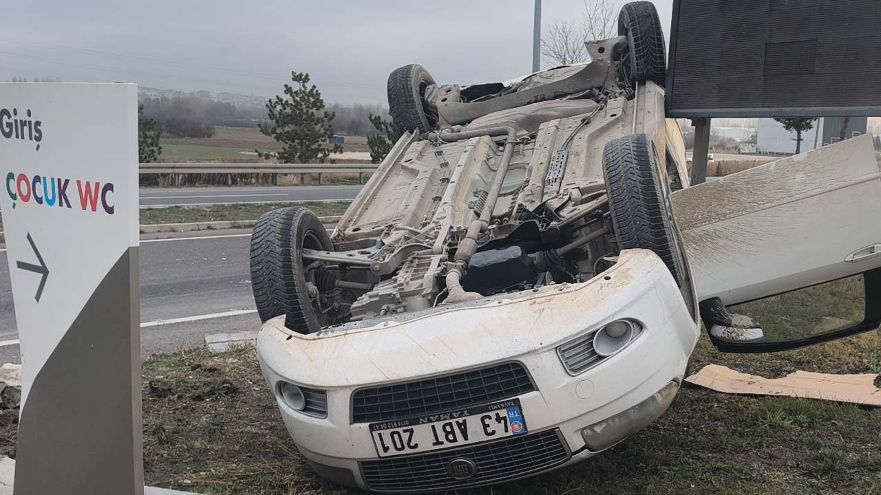 Tıra çarparak devrilen otomobilin sürücüsü yaralandı
