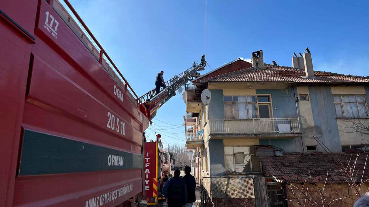 Uşak'ta çatıda çıkan yangın söndürüldü