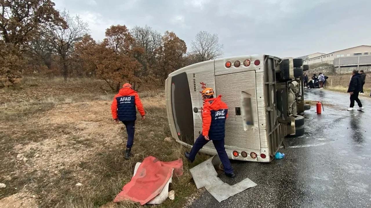 Uşak'ta devrilen midibüsteki 5 yolcu yaralandı