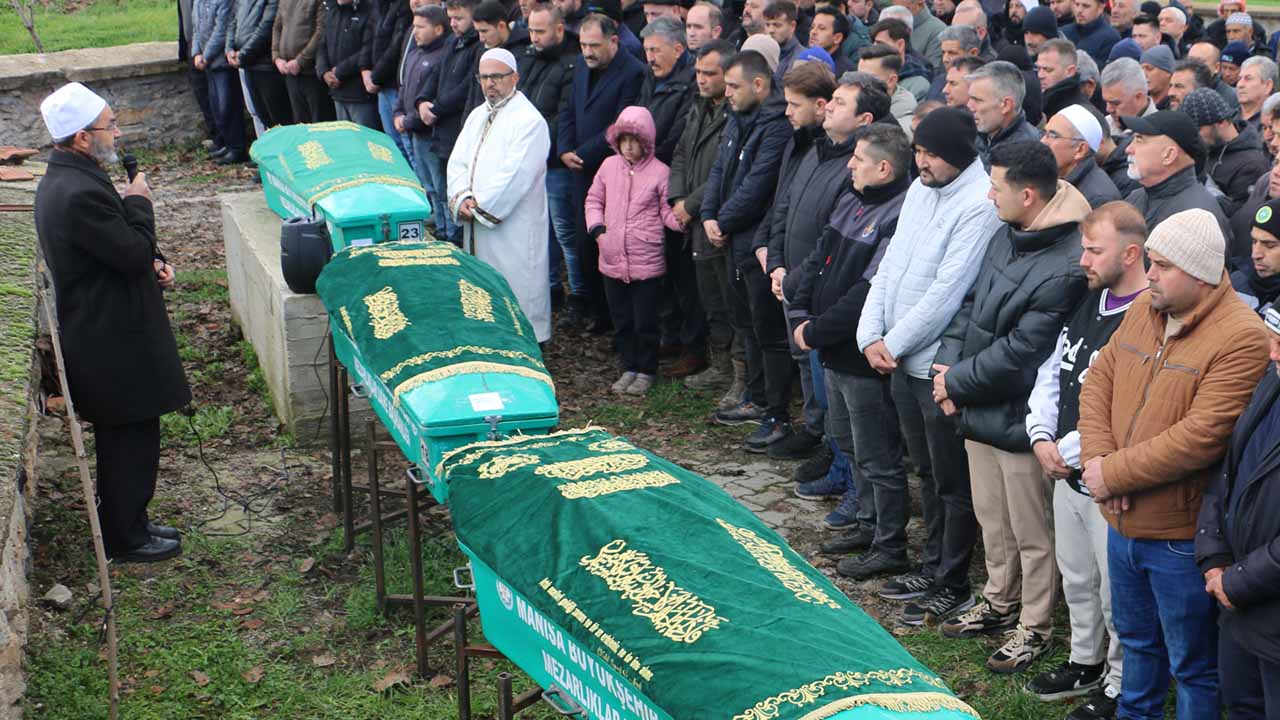 Trafik kazasında ölen aynı aileden 3 kişi son yolculuğuna uğurlandı