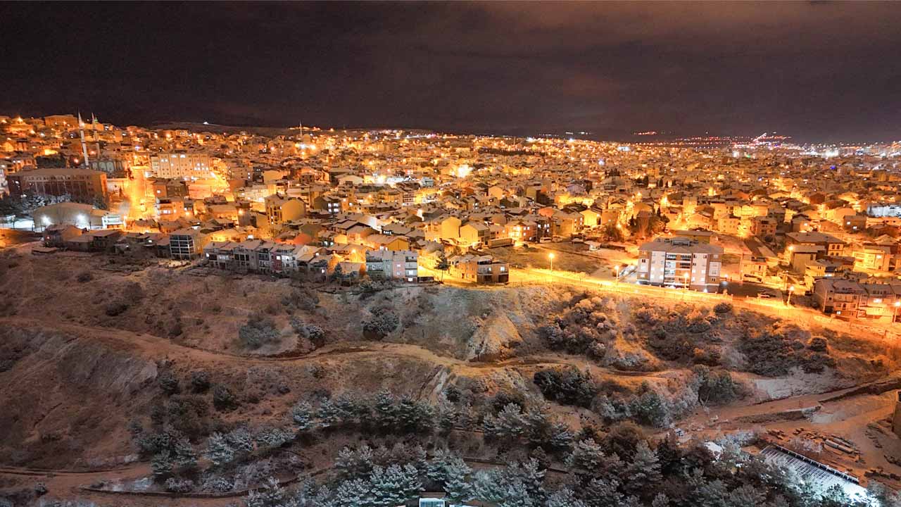 Uşak, mevsimin ilk kar yağışıyla beyaza büründü