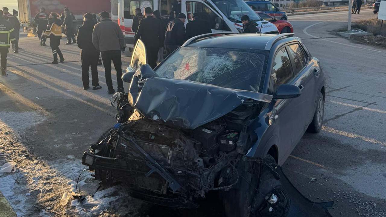 Sandıklı'da öğrenci servisi ile otomobil çarpıştı, 18 kişi yaralandı