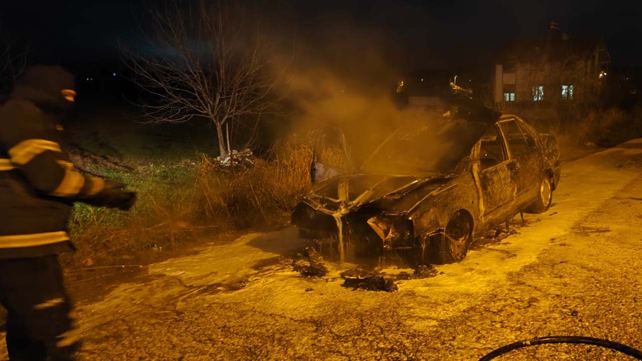Banaz'da yanan otomobil kullanılamaz hale geldi