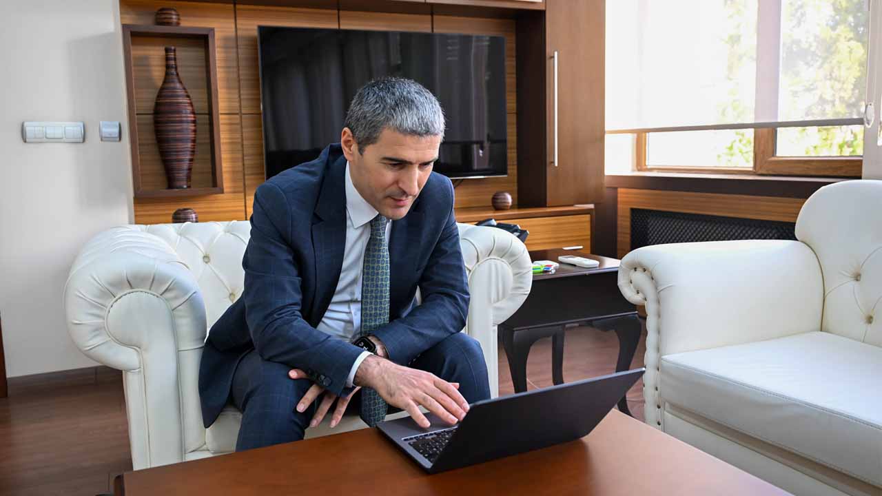 Uşak Valisi Aktaş, AA'nın "Yılın Kareleri" oylamasına katıldı