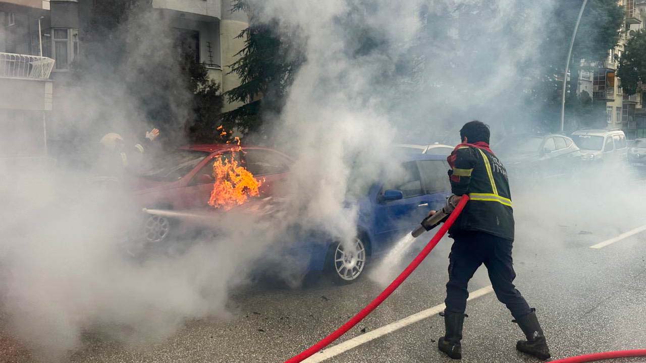 Uşak'ta seyir halindeki otomobil yandı