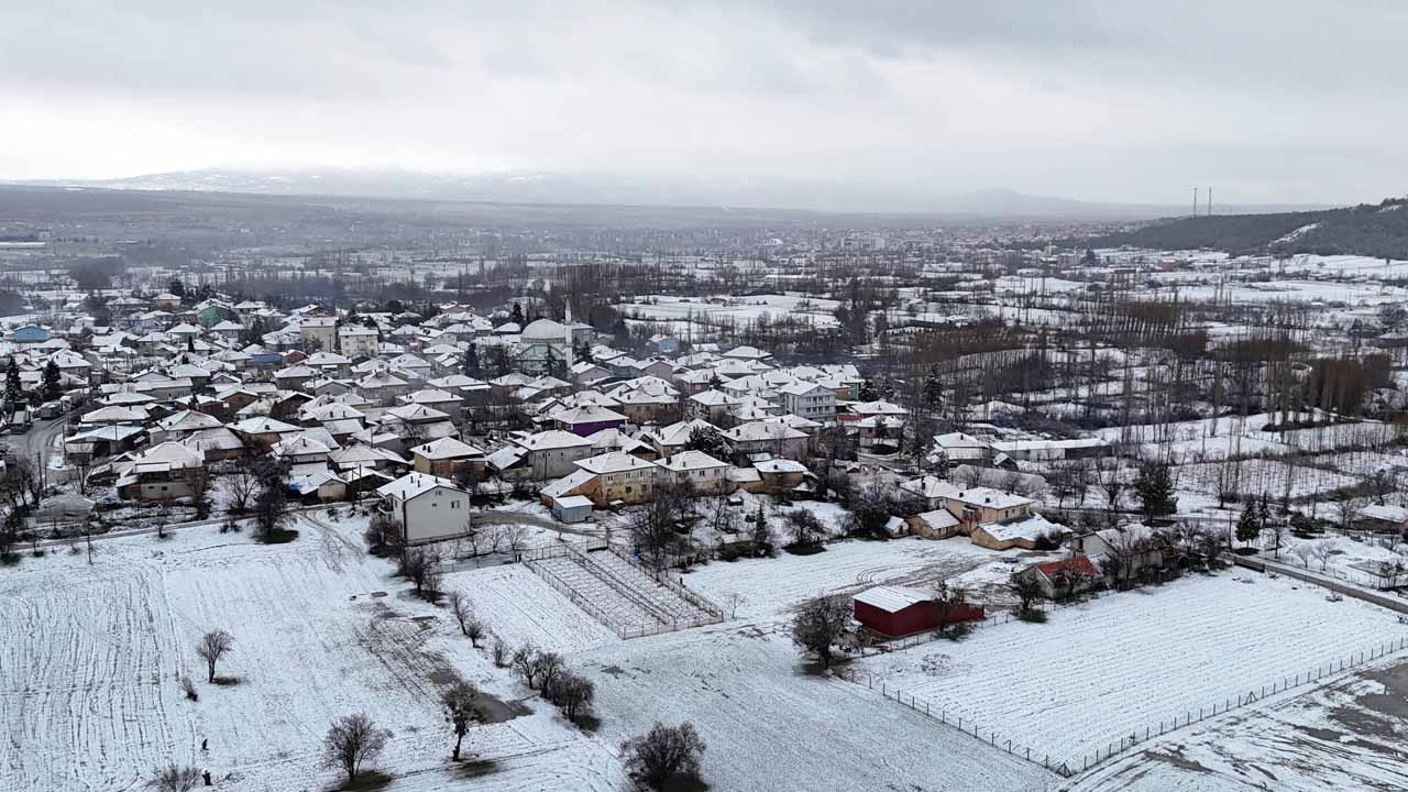 Uşak'ın yüksek kesimlerinde kar etkili oldu