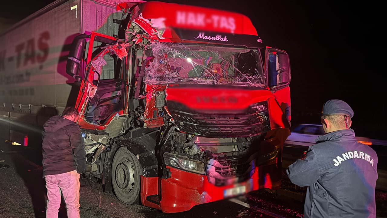 Uşak'ta iki tırın çarpıştığı kazada 1 kişi yaralandı
