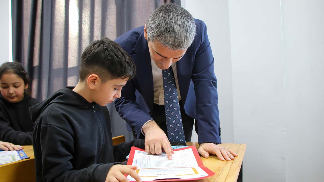 Uşak'ta 63 bin 453 öğrenci karne heyecanı yaşadı