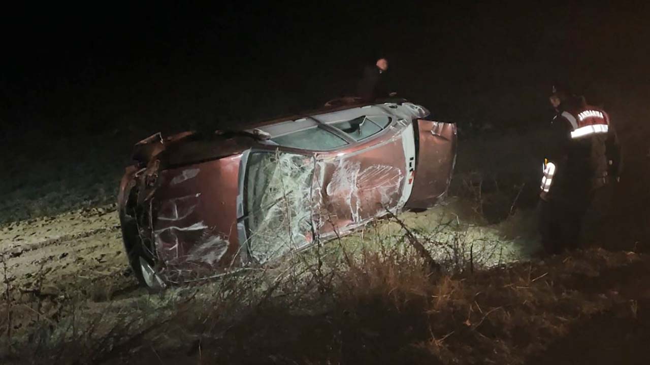 Tarlaya devrilen otomobildeki 1 kişi öldü, 1 kişi yaralandı