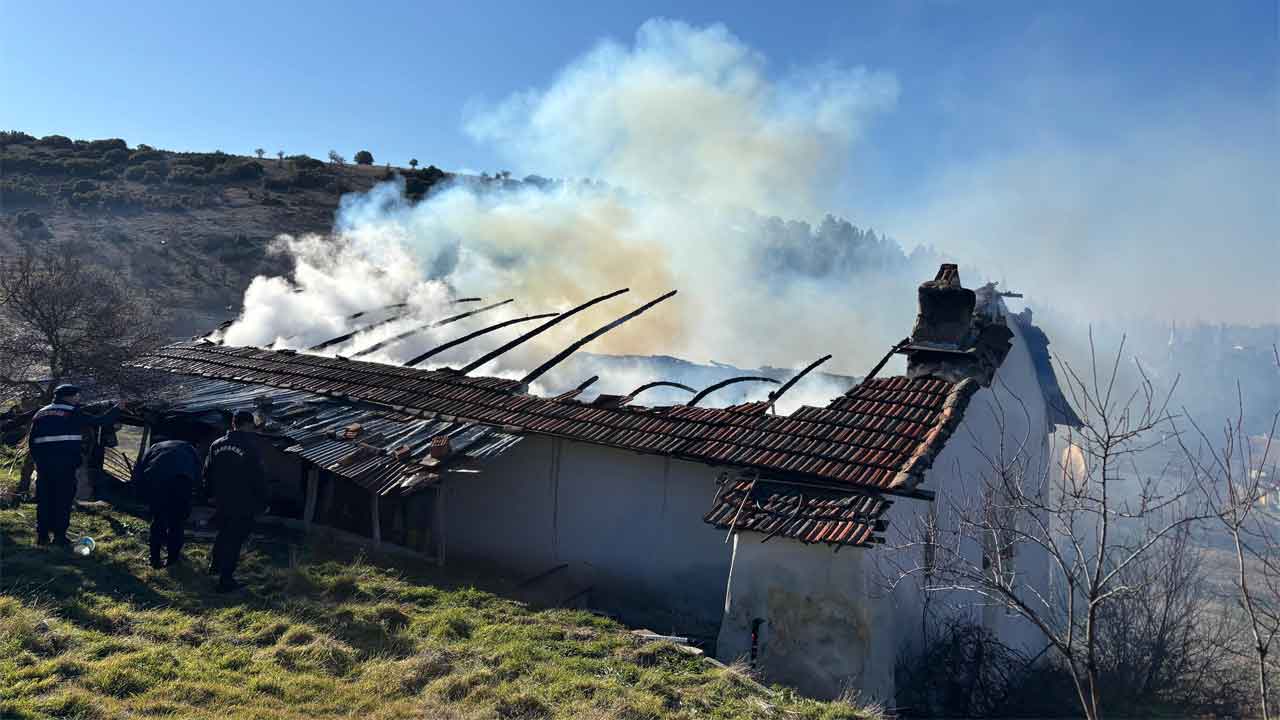 Uşak'ta evde çıkan yangında 87 yaşındaki kişi hayatını kaybetti