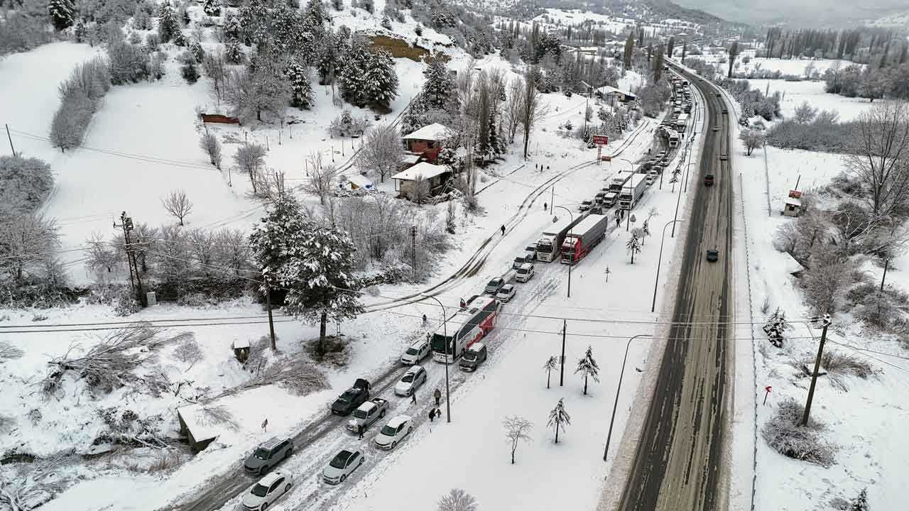 Kar yağışı nedeniyle trafiğe kapanan Uşak-Ankara kara yolu açıldı