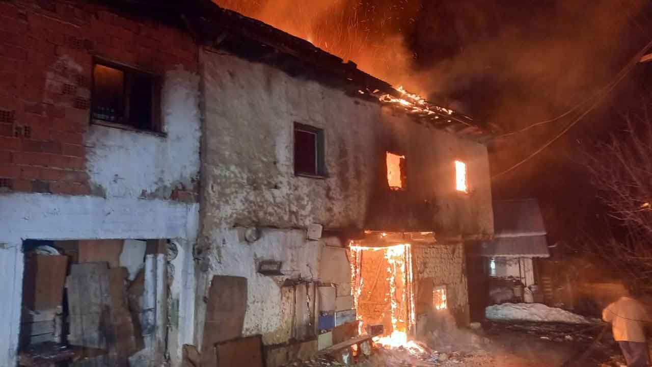 Uşak'ta iki katlı evde çıkan yangında karı koca dumandan etkilendi