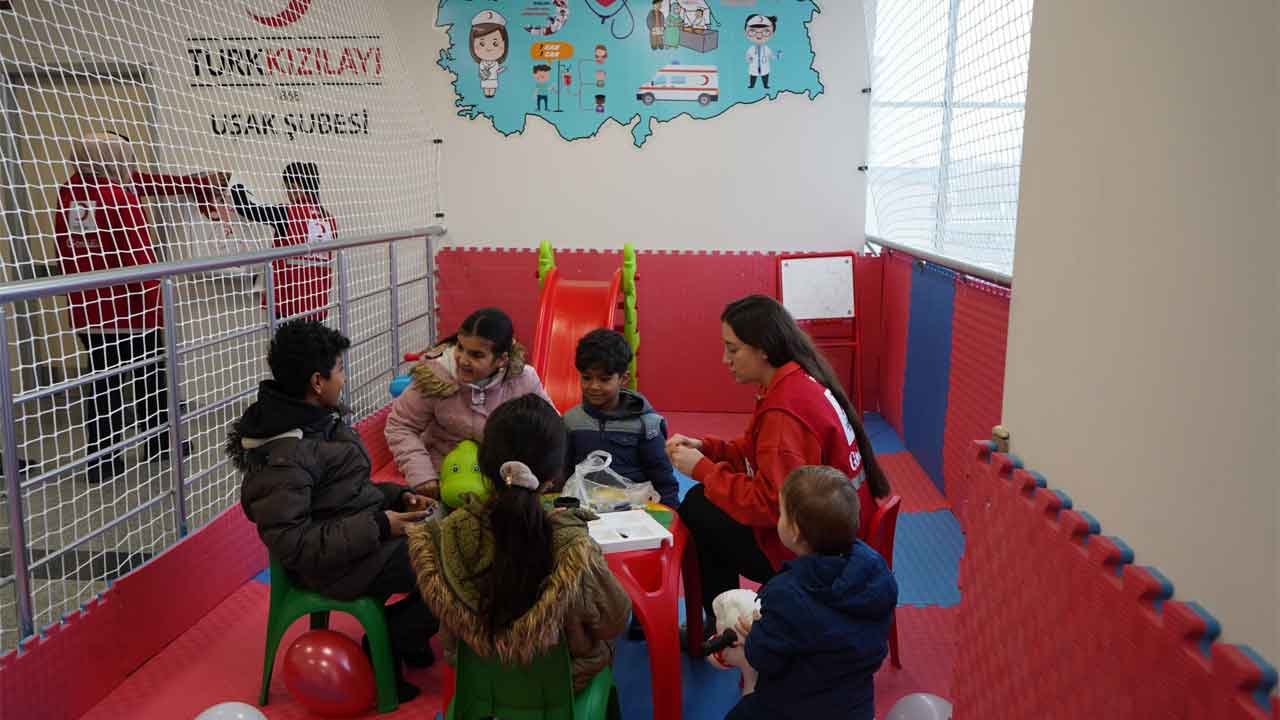 Uşak’ta Minik Kalplere Büyük Dokunuş: Hastaneye 4. Oyun Parkı