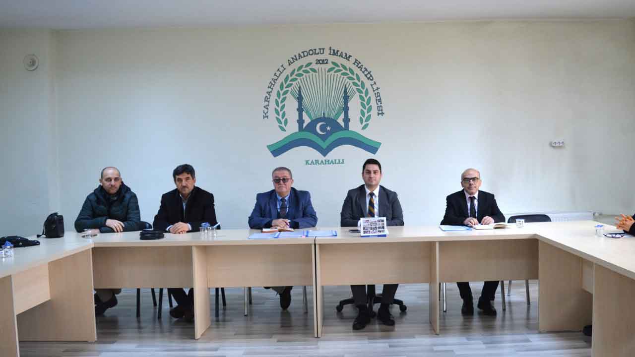 Karahallı Kaymakamı Çelebi ilçede görev yapan okul müdürleriyle bir araya geldi