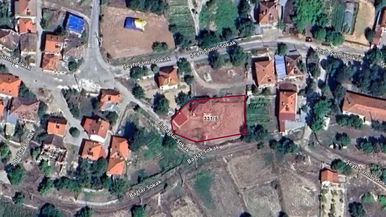 Uşak Merkez’de Dikkat Çeken Satış: Geniş Arsa, İki Katlı Yapı